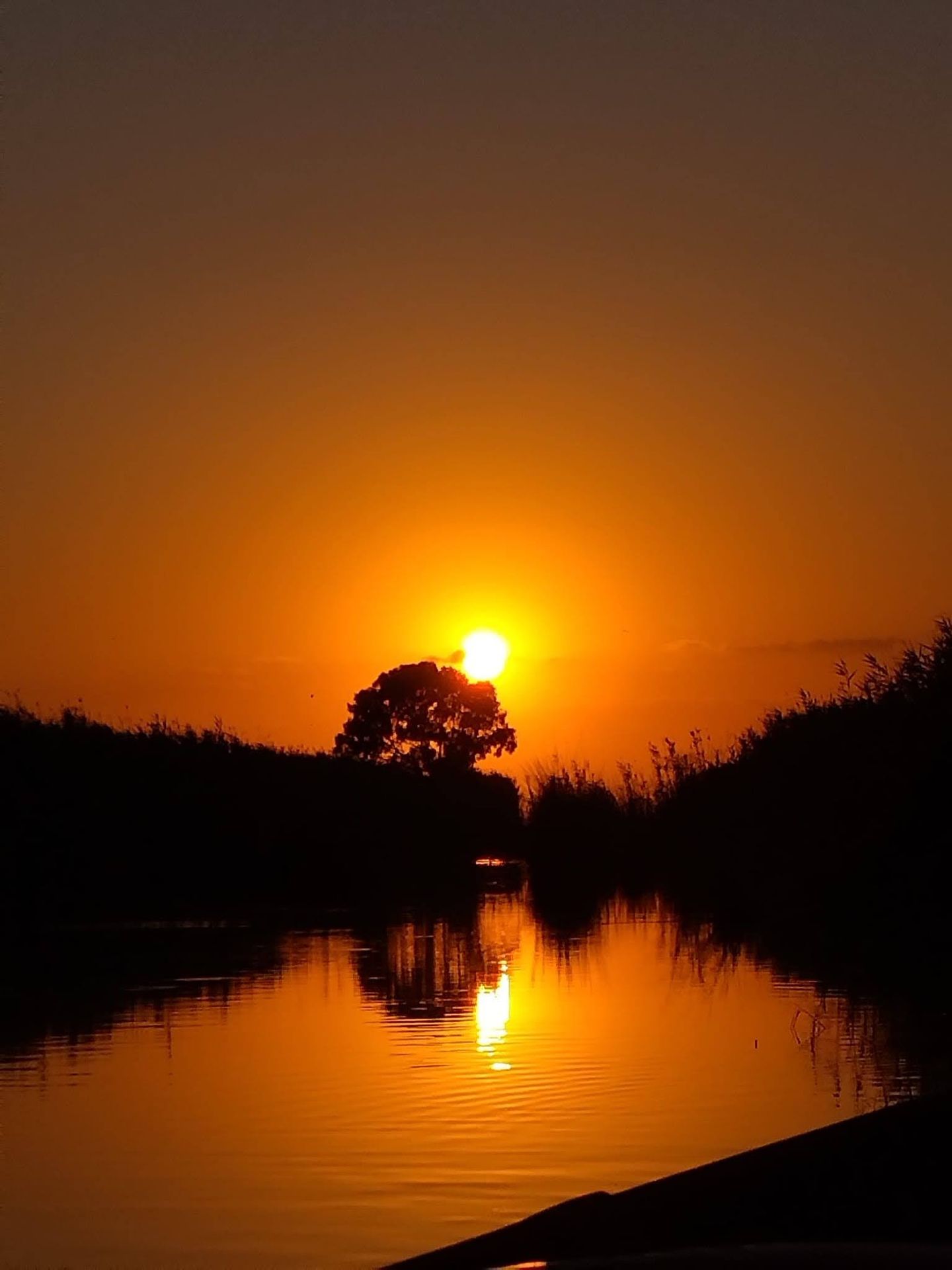 Atardecer sobre el agua
