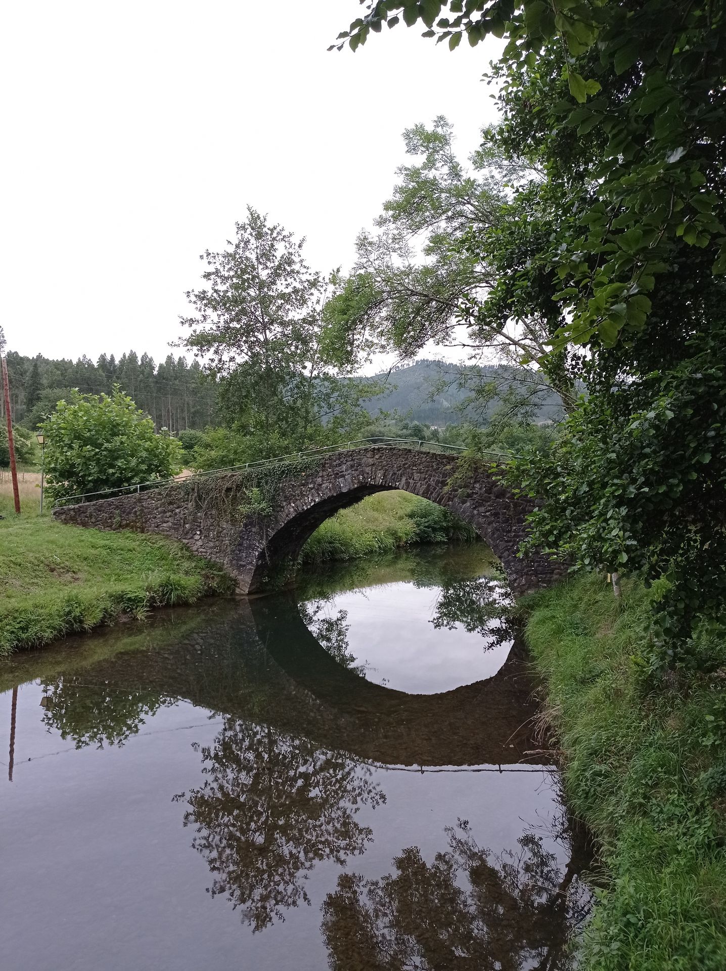 Puente de piedra sobre el agua