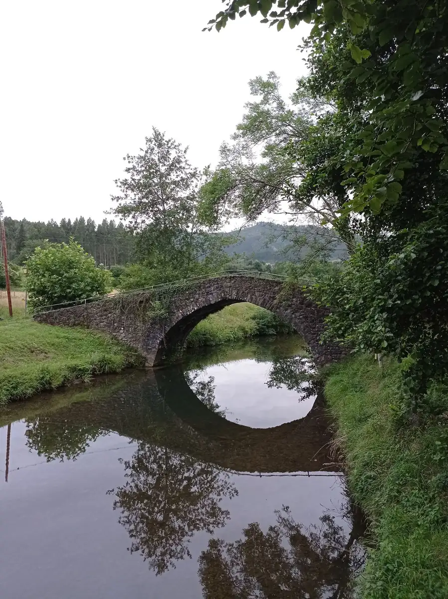 Puente de piedra sobre el agua